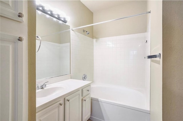 bathroom with vanity and tiled shower / bath