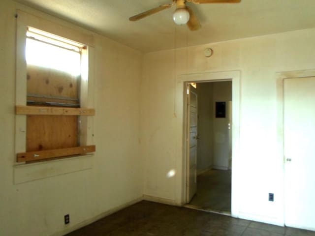 unfurnished room with ceiling fan