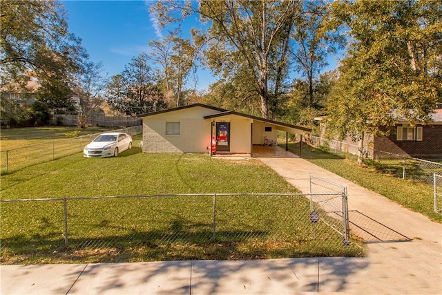 view of front of home featuring a front lawn and a carport