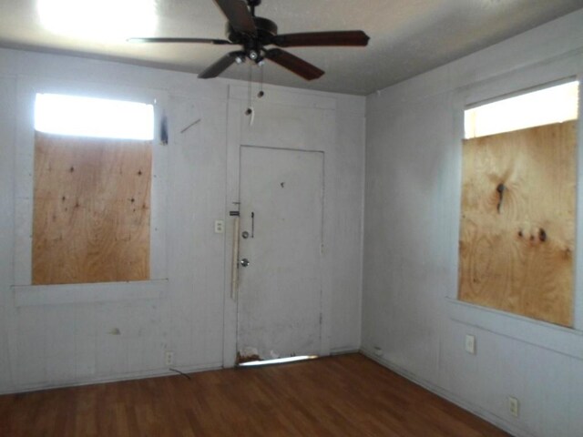 foyer with dark hardwood / wood-style floors and ceiling fan