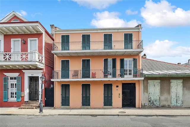 view of front facade featuring a balcony