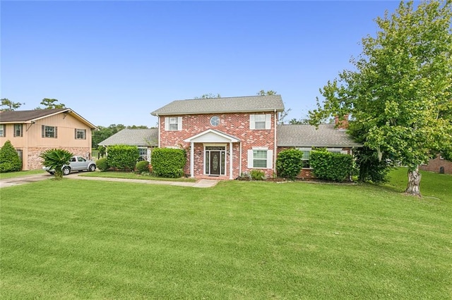 colonial home featuring a front lawn