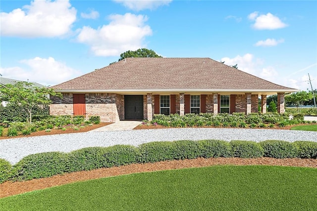 view of front of property featuring a front lawn