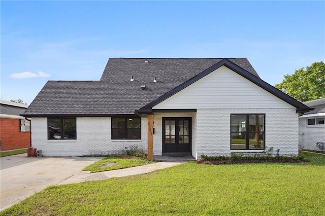 modern inspired farmhouse featuring a front lawn