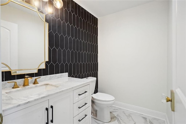 bathroom with vanity, toilet, and backsplash