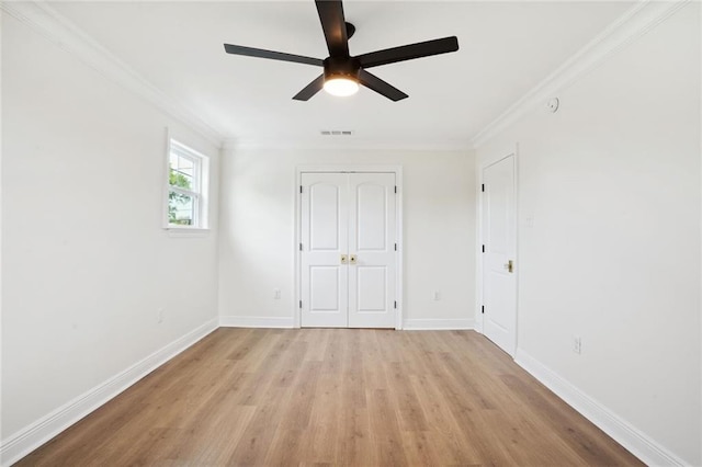 empty room with light hardwood / wood-style floors, crown molding, and ceiling fan