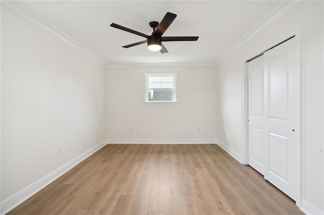 unfurnished bedroom featuring ornamental molding, light wood-type flooring, ceiling fan, and a closet