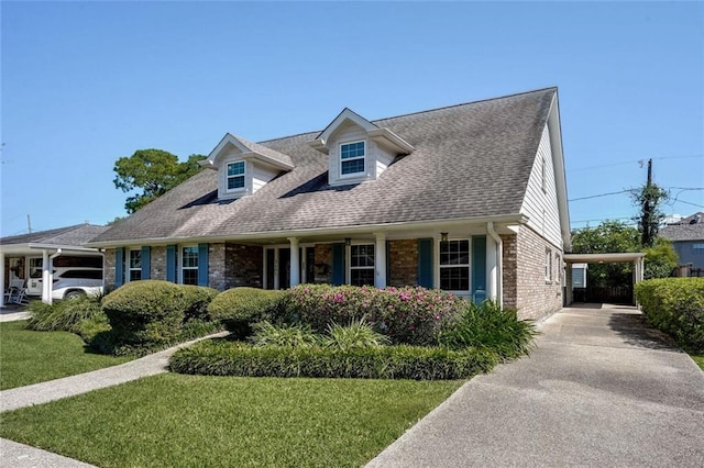 new england style home featuring a carport and a front yard