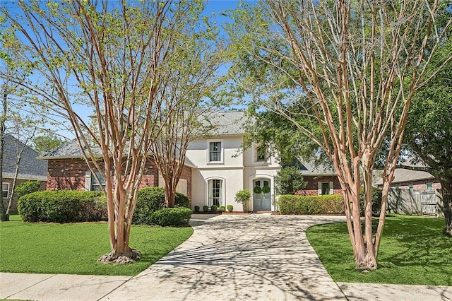 view of front of home featuring a front yard