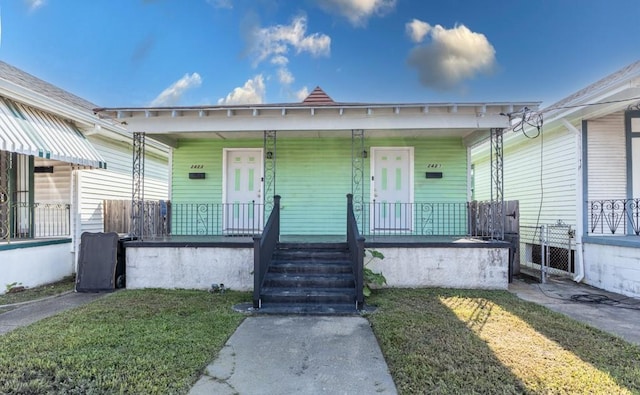 view of front of house featuring a front lawn and covered porch