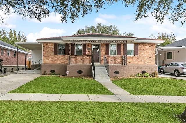 view of front of house featuring a front lawn, a carport, and a porch