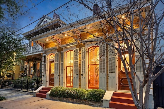 italianate-style house featuring a balcony