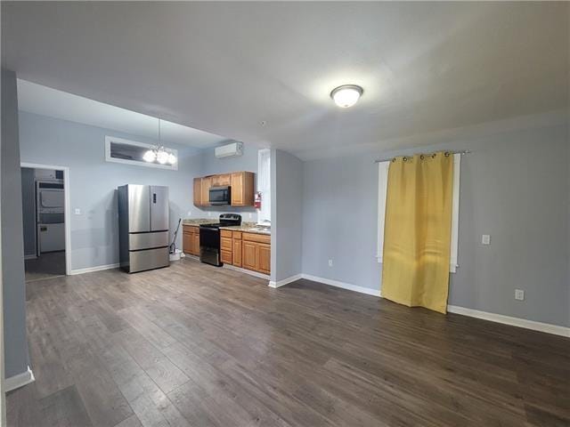 kitchen with an inviting chandelier, pendant lighting, dark wood-type flooring, and stainless steel appliances