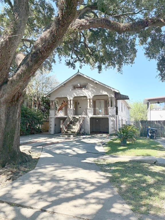 view of front facade with a front yard and covered porch