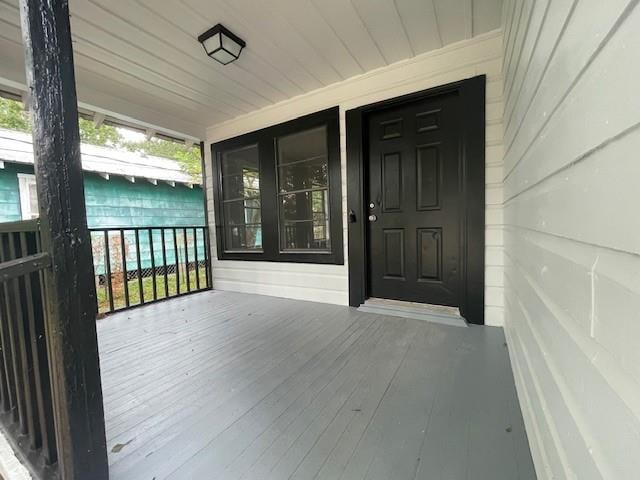 property entrance with covered porch