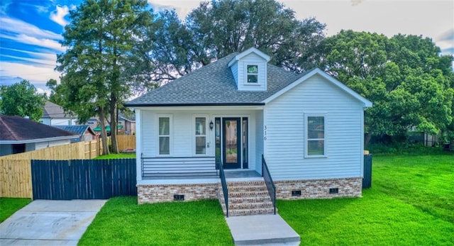 view of front of house featuring a front lawn