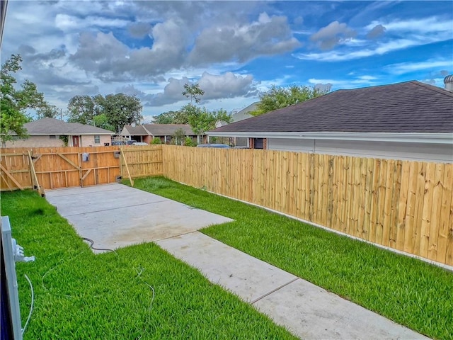 view of yard featuring a patio