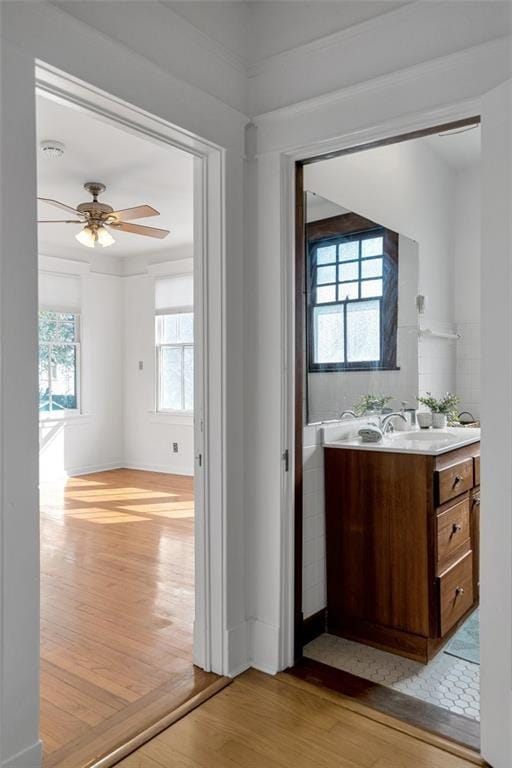 bathroom featuring plenty of natural light, hardwood / wood-style floors, vanity, and ceiling fan