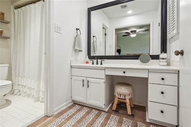 full bath with visible vents, toilet, ceiling fan, vanity, and a shower with curtain