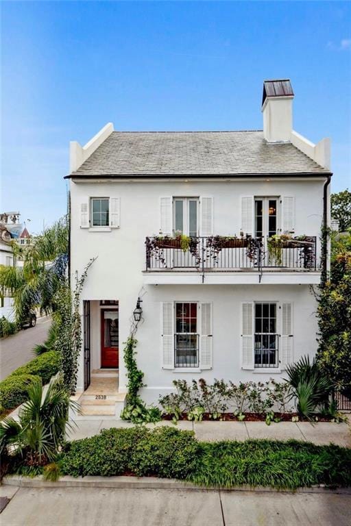 view of front of property with a balcony and stucco siding