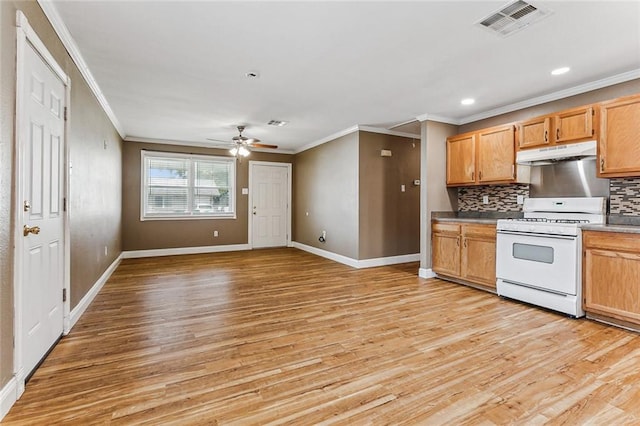 kitchen featuring light hardwood / wood-style floors, ceiling fan, white range with gas cooktop, crown molding, and decorative backsplash