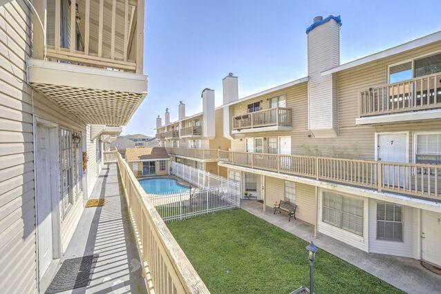 view of swimming pool with a yard