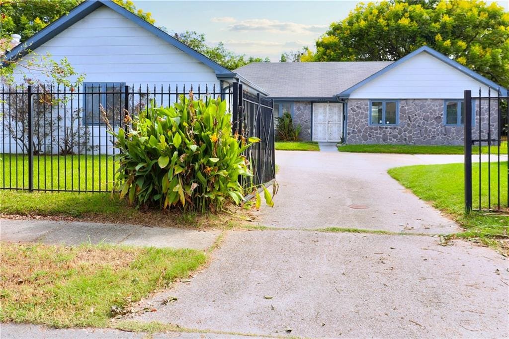 exterior space featuring a front yard