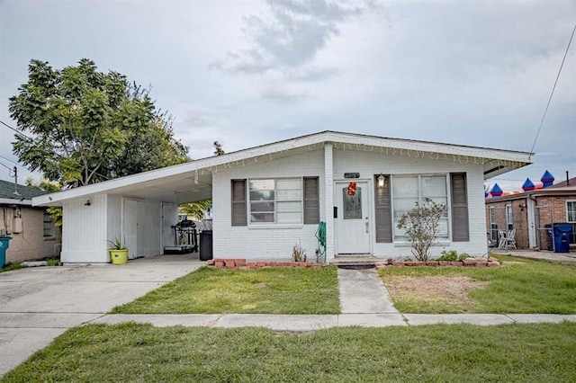 view of front facade featuring a front lawn and a carport