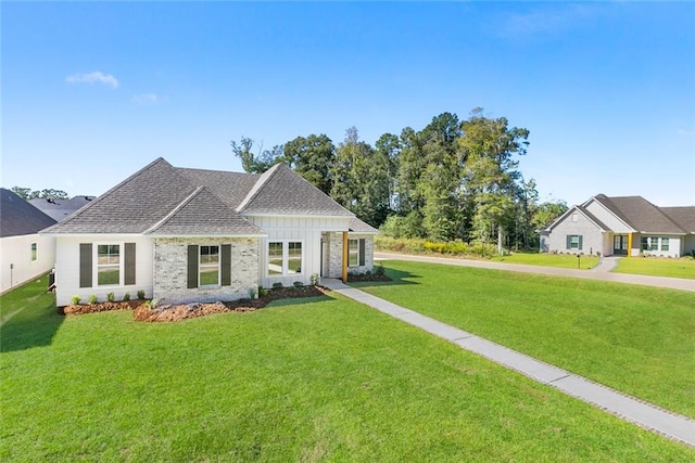 view of front of house featuring a front yard