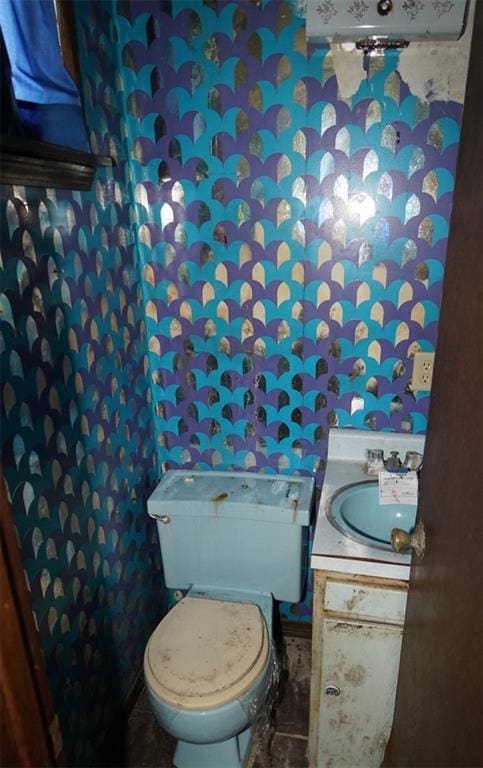 1321 Pacific Ave, New Orleans, LA 70114 - half bath featuring vanity, toilet, and wallpapered walls