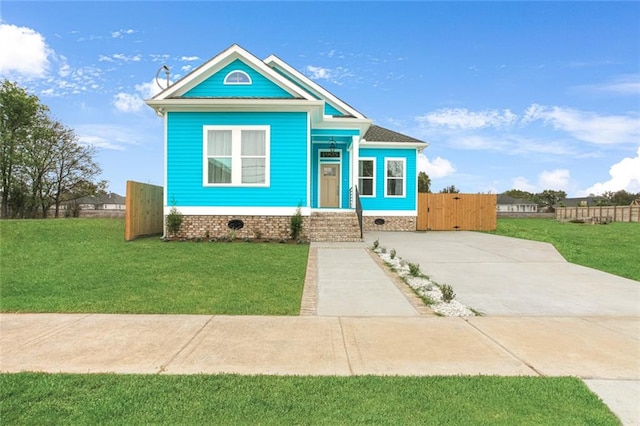 view of front of property featuring a front yard