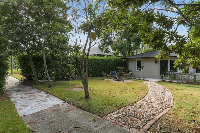 view of yard featuring a patio