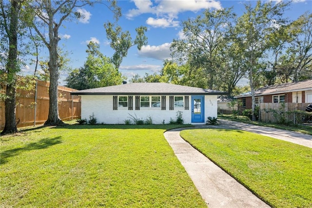 ranch-style house featuring a front yard