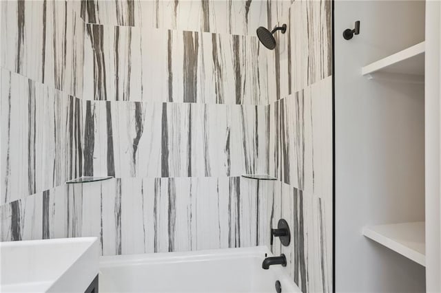 bathroom with vanity and tiled shower / bath