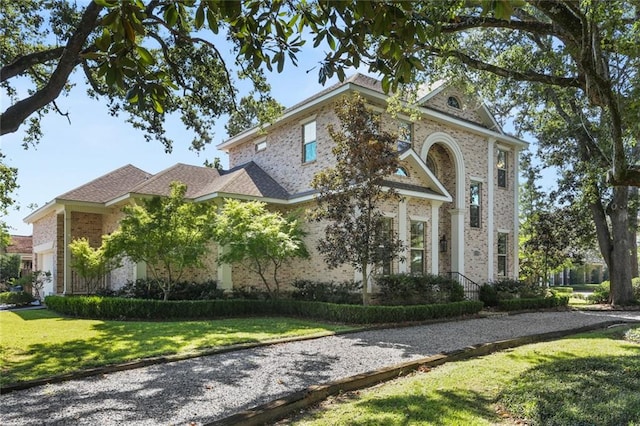 view of front of property featuring a front lawn