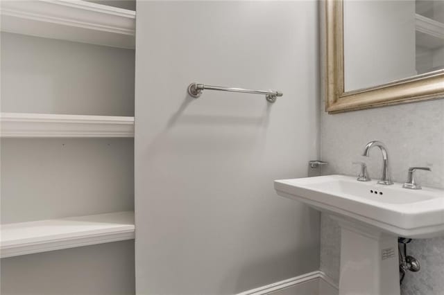 bathroom featuring sink