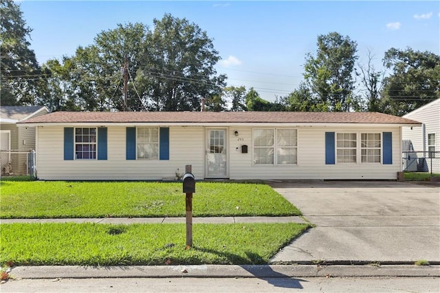 ranch-style house featuring a front lawn