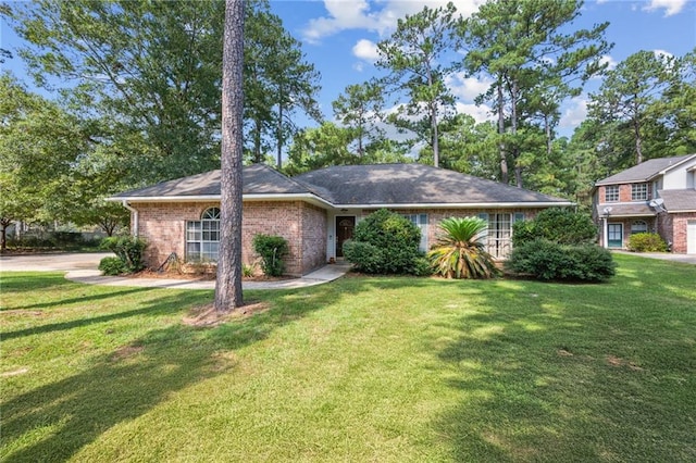 single story home featuring a front lawn