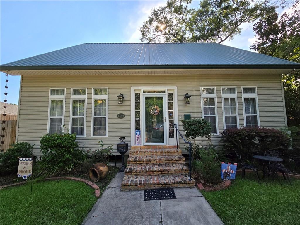 view of front facade with a front yard