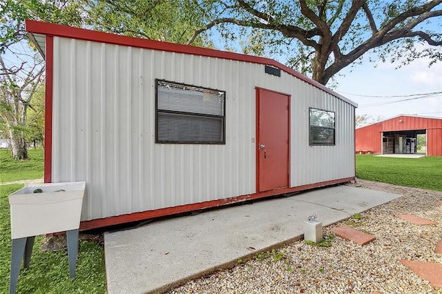 view of outdoor structure with a yard