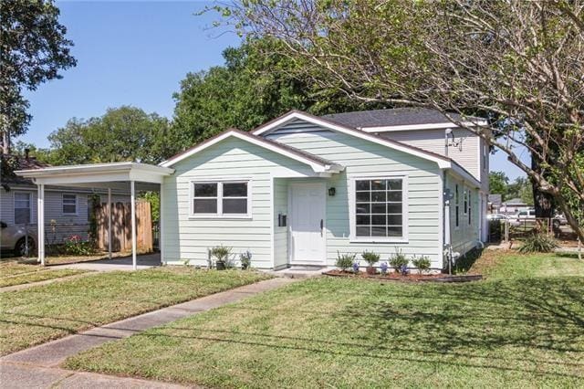 view of front of house with a carport and a front yard