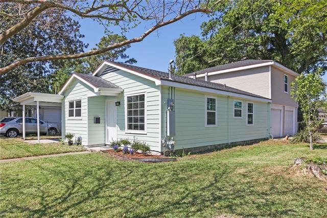 view of front of property featuring a front yard and a garage