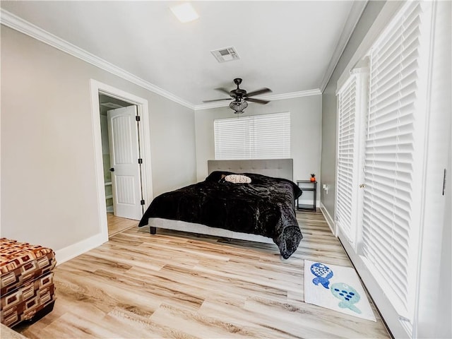 bedroom featuring light hardwood / wood-style floors, ornamental molding, and ceiling fan