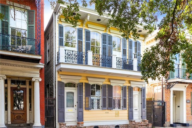 view of front of home featuring a balcony