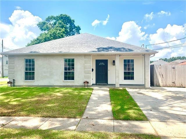 view of front of property with a front lawn