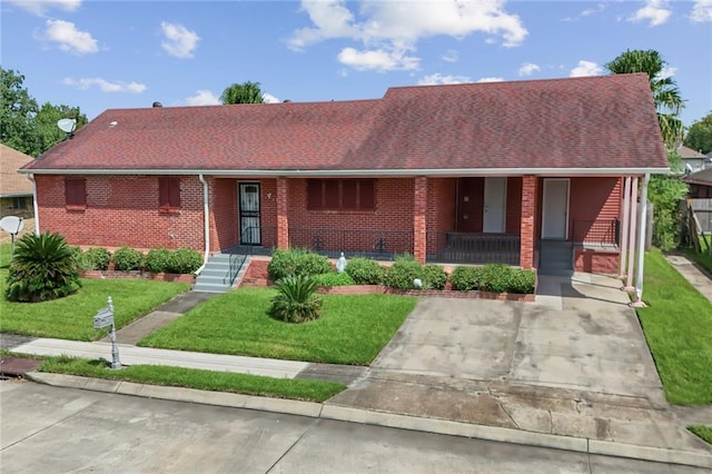 ranch-style home featuring a front yard and covered porch