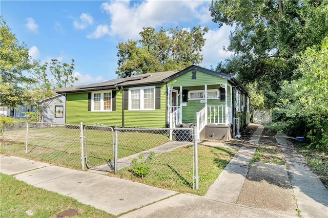 view of front of home featuring a front yard