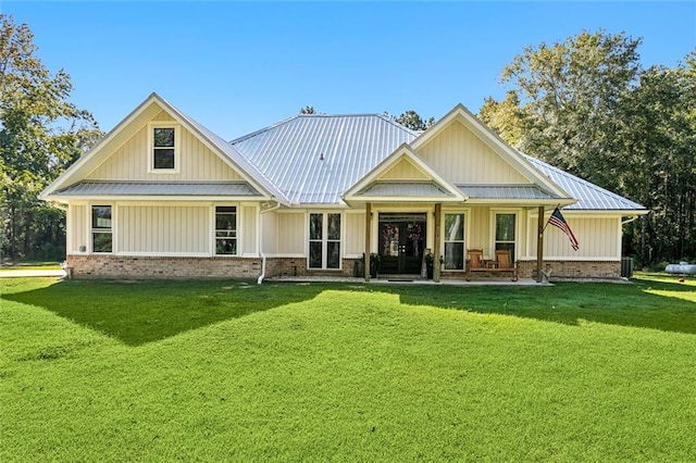 view of front facade featuring a porch and a front lawn