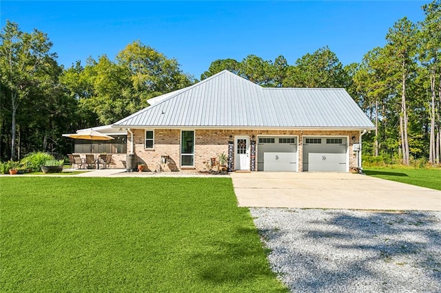 view of front facade featuring a front lawn and a garage