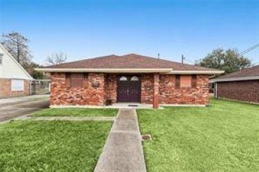 view of front of property with a front yard